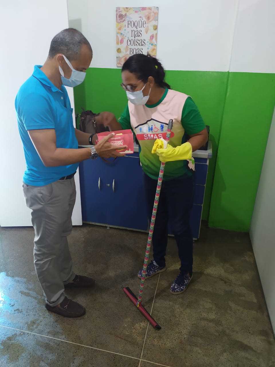 Camacã: Prefeito Paulo do Gás recebe funcionários com bombons
